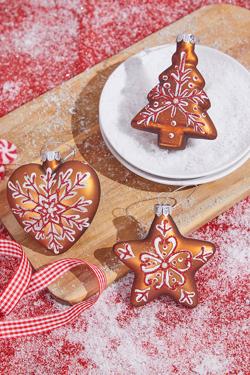 Festive Vignette with Copper Gingerbread Cookie Ornaments — Gingerbread Christmas Decor