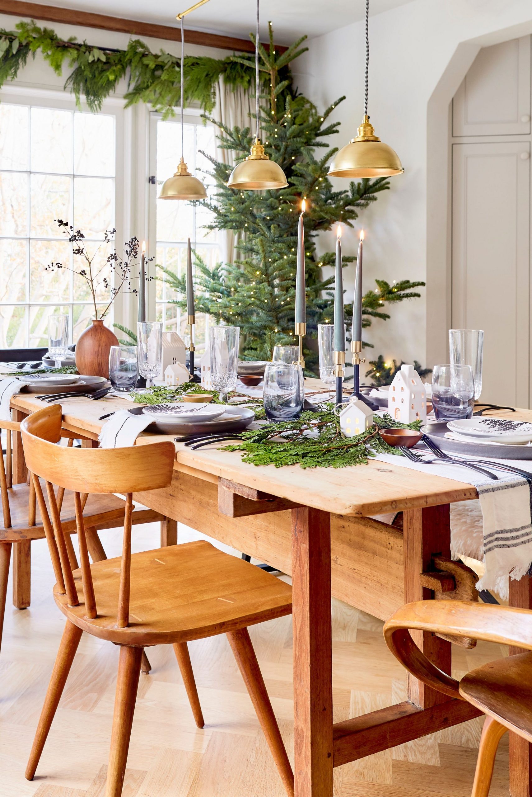 Rustic Dining Room with a Large Christmas Tree and Festive Runner — Christmas Dining Room Decor