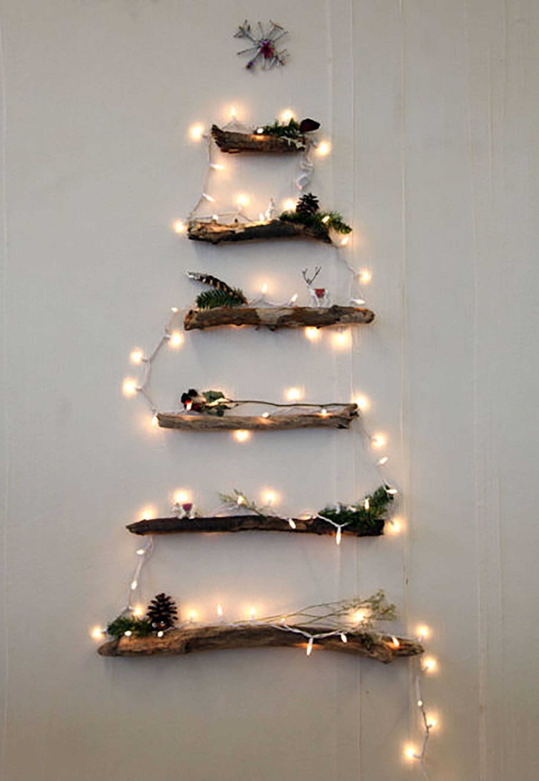 Detail Vignette Rustic Wall with Driftwood Christmas Tree and Fairy Lights Detail Vignette Rustic Wall with Driftwood Christmas Tree and Fairy Lights — Christmas Fairy Lights Wall