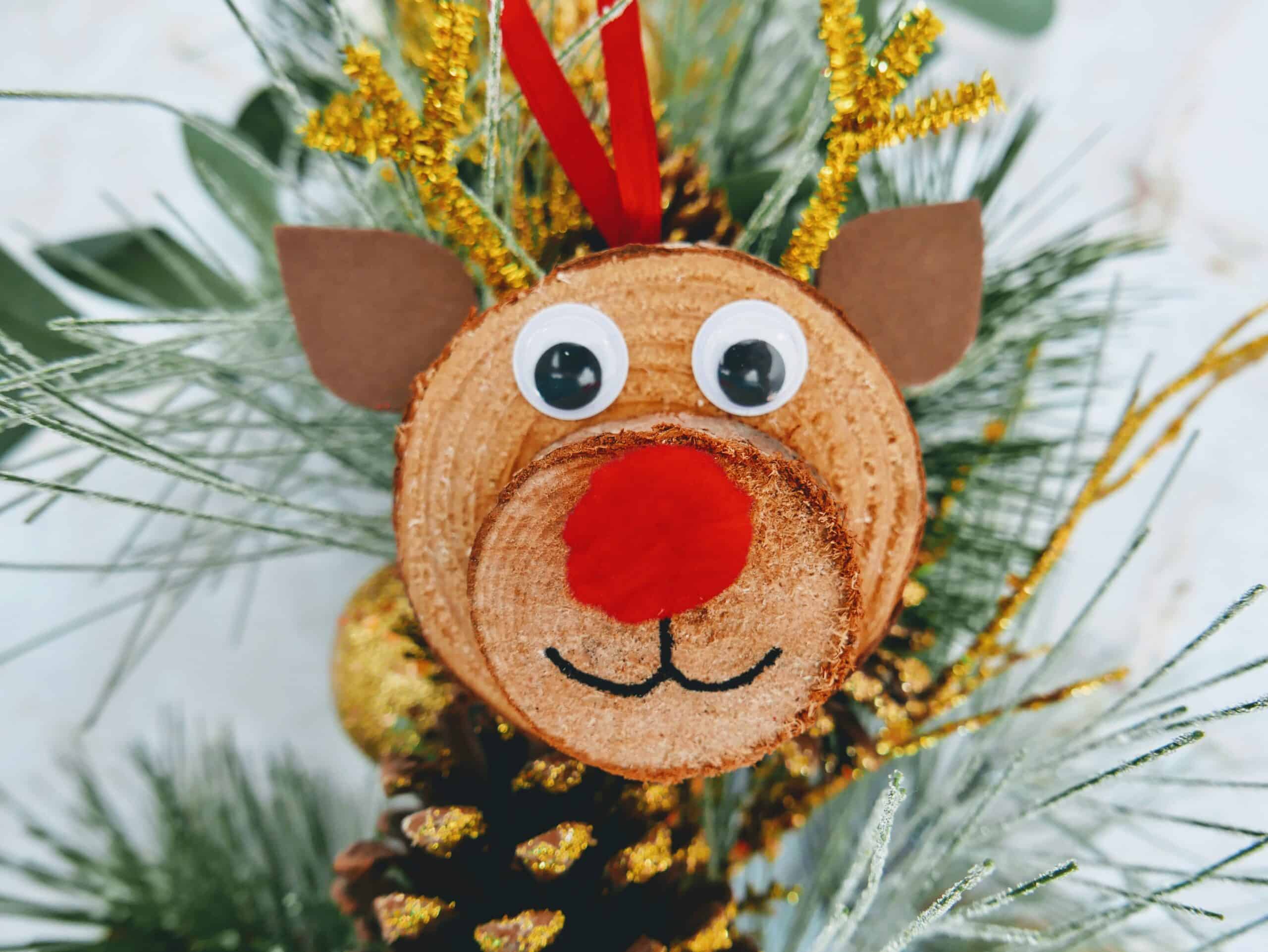 Cute Wood Slice Reindeer Face Ornaments — DIY Christmas Ornaments