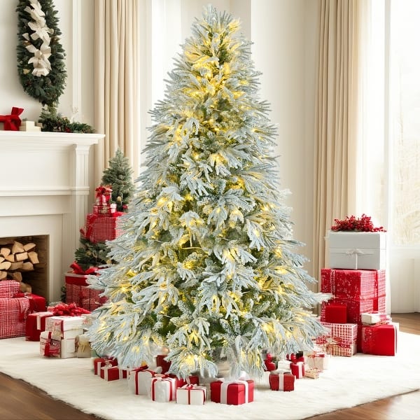 Snow-Flocked Christmas Tree as a Winter Wonderland Centerpiece — Winter Wonderland Christmas Decor