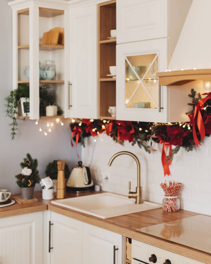Modern Farmhouse Kitchen Garland with Poinsettias — Simple Christmas Decor