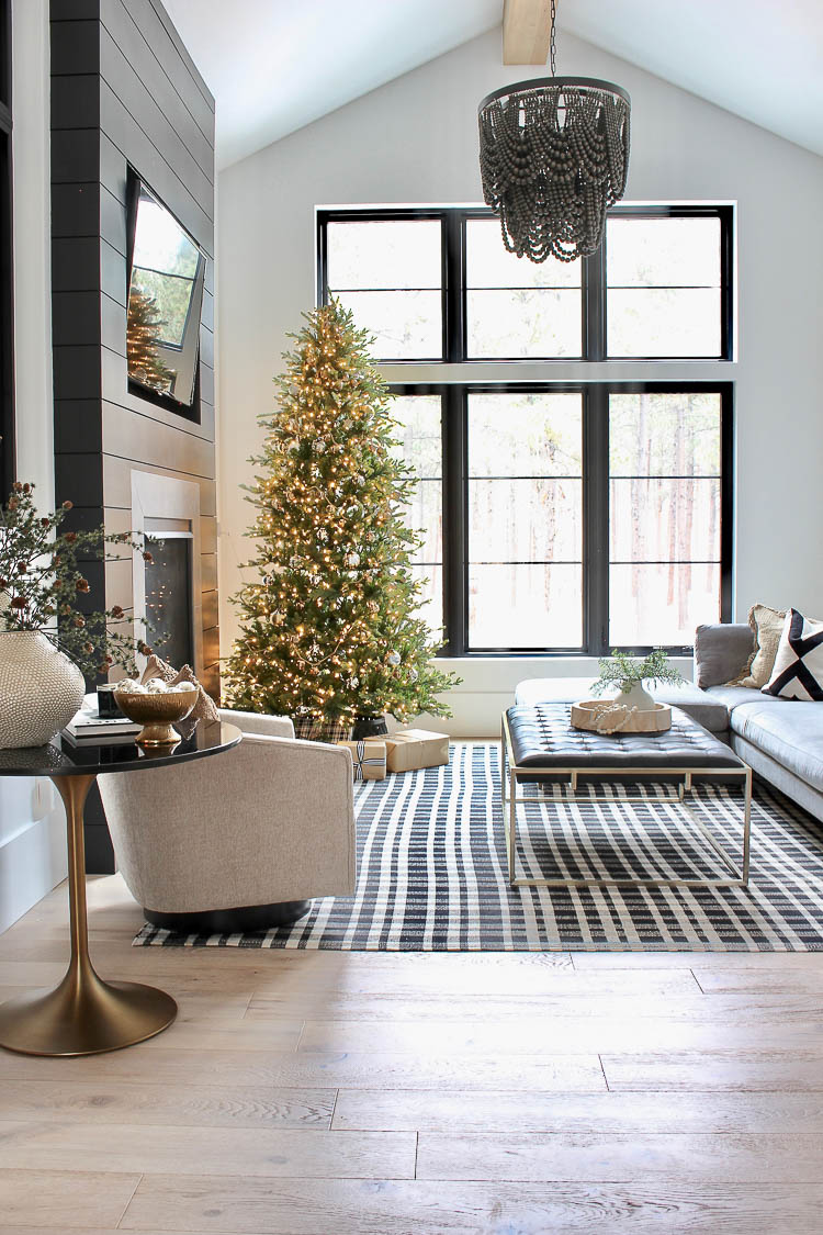 Modern Living Room with Large Windows and Wintery Christmas View — Modern Christmas Decor