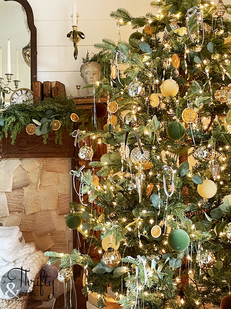 Vintage Christmas Tree with Dried Oranges and Eucalyptus Vintage Christmas Tree with Dried Oranges and Eucalyptus — Christmas Tree Themes