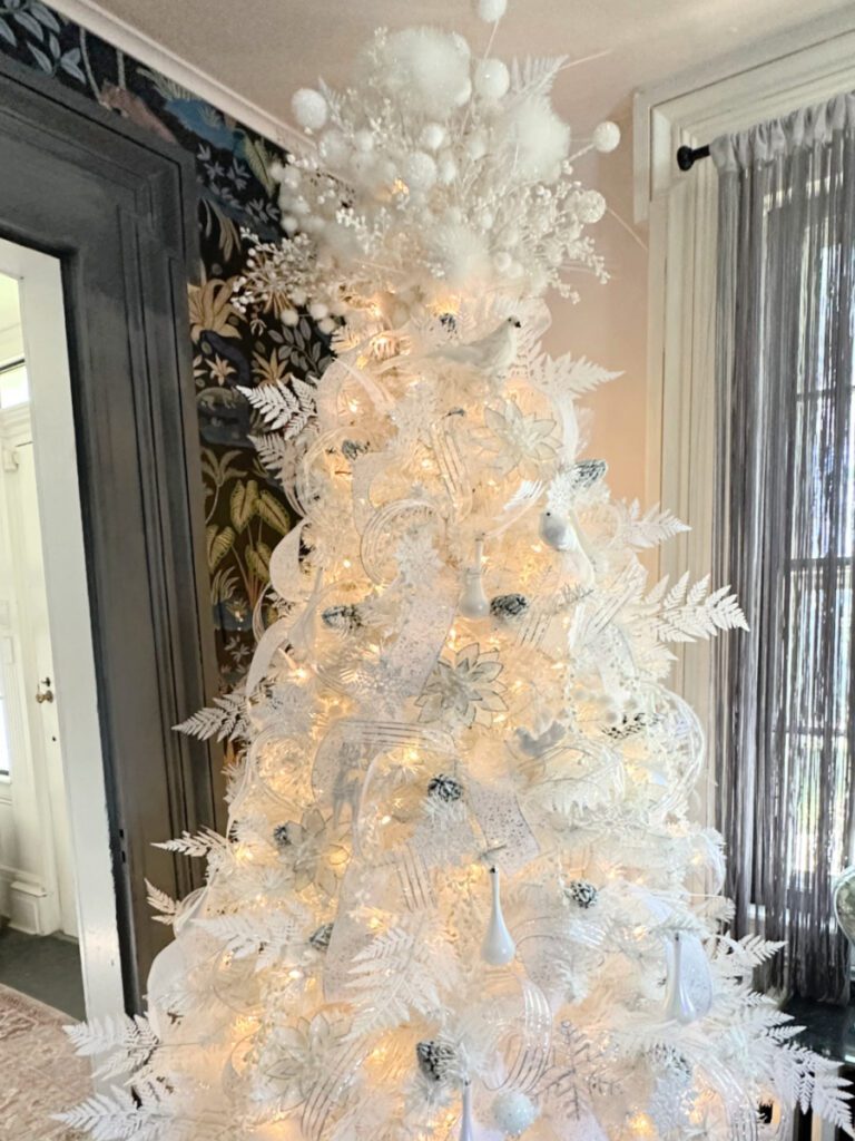 Elaborate White Christmas Tree with Bird and Floral Ornaments — White Christmas Tree Decor