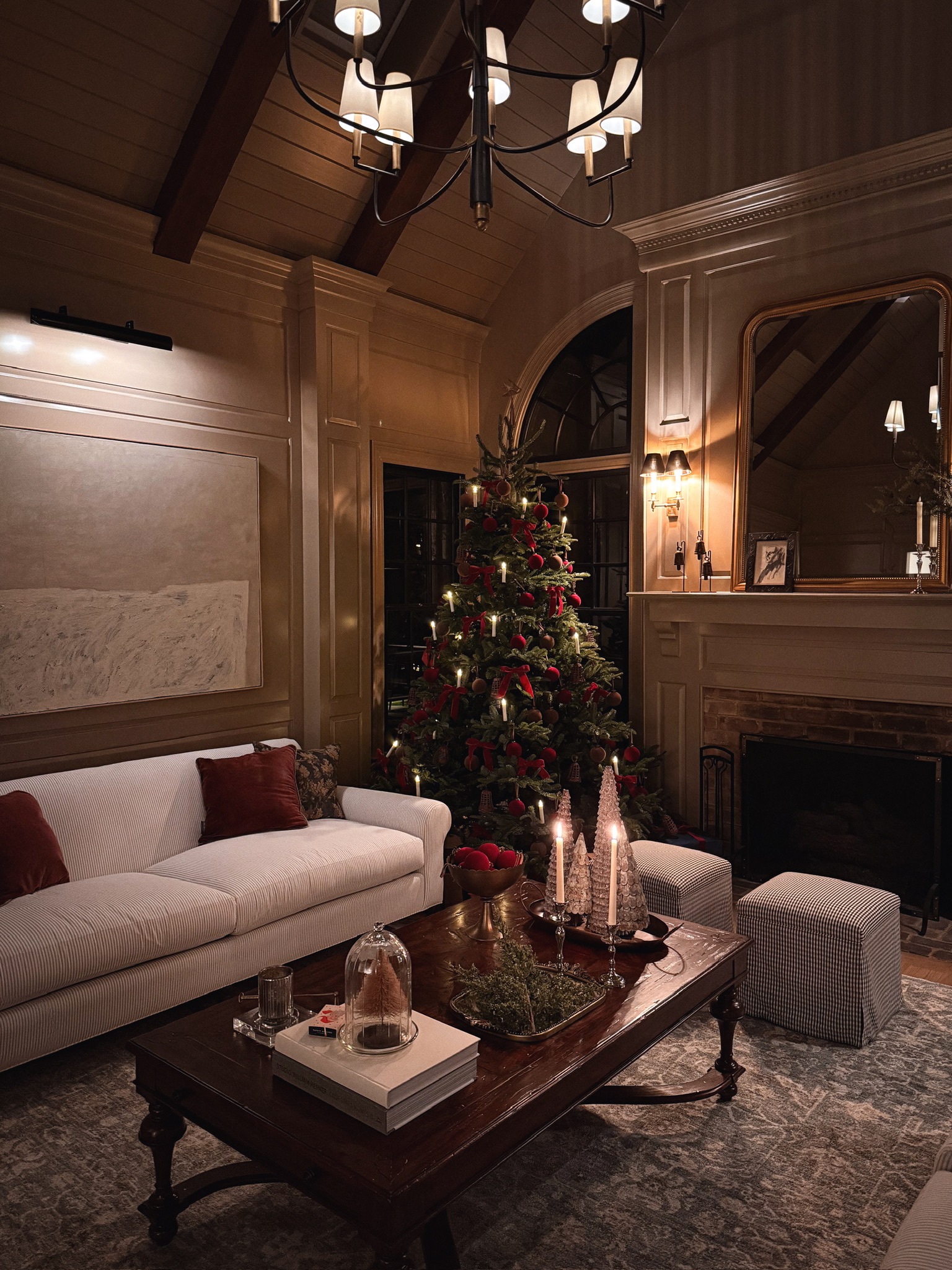 Cozy Traditional Living Room Centered Around a Decorated Christmas Tree — Traditional Christmas Decor