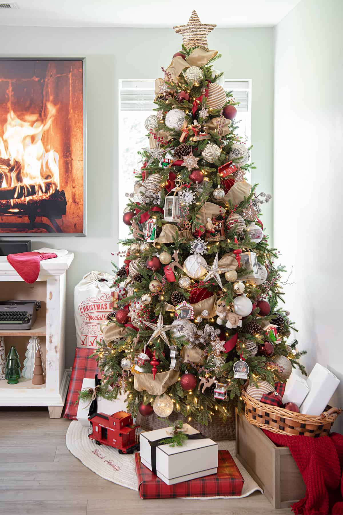 Traditional Christmas Tree with Burgundy, Gold, and Plaid Accents — Burgundy Christmas Decor