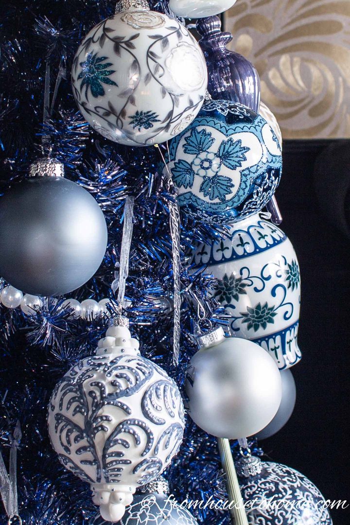 Chinoiserie Blue and White Christmas Tree Decor Chinoiserie Blue and White Christmas Tree Decor — Blue Christmas Decor