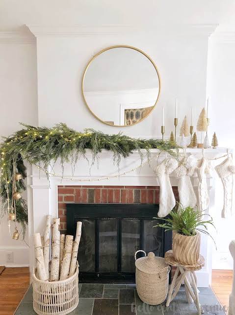 Minimalist Fireplace Garland with Delicate Lights Minimalist Fireplace Garland with Delicate Lights — Christmas Garland