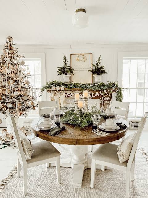 Elegant Farmhouse Dining Room with Festive Table and Tree — Elegant Christmas Decor