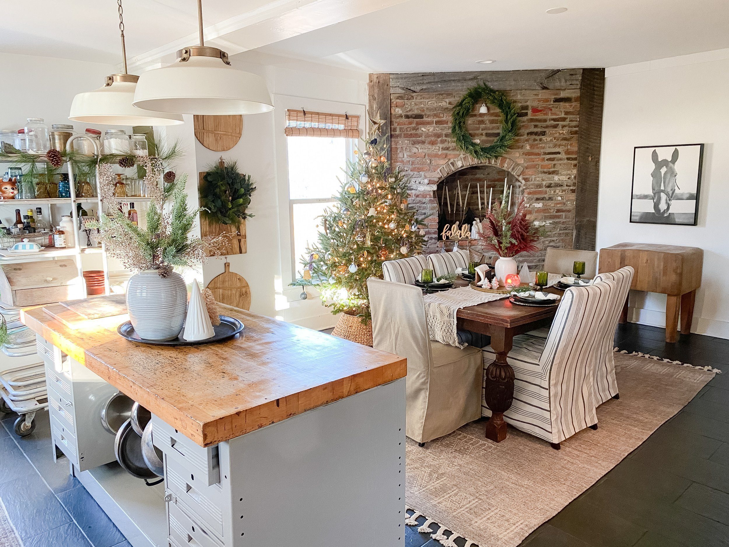 Modern Farmhouse Kitchen and Dining Area with Christmas Wreath — Modern Christmas Decor