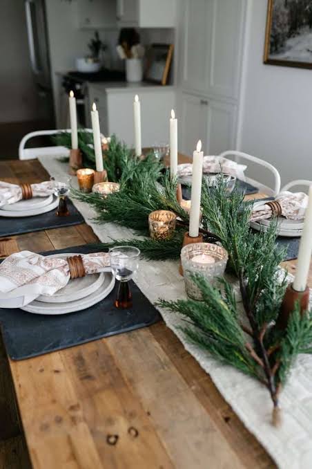 Minimalist Christmas Dining with Natural Greenery and Slate Accents — Christmas Dining Room Decor
