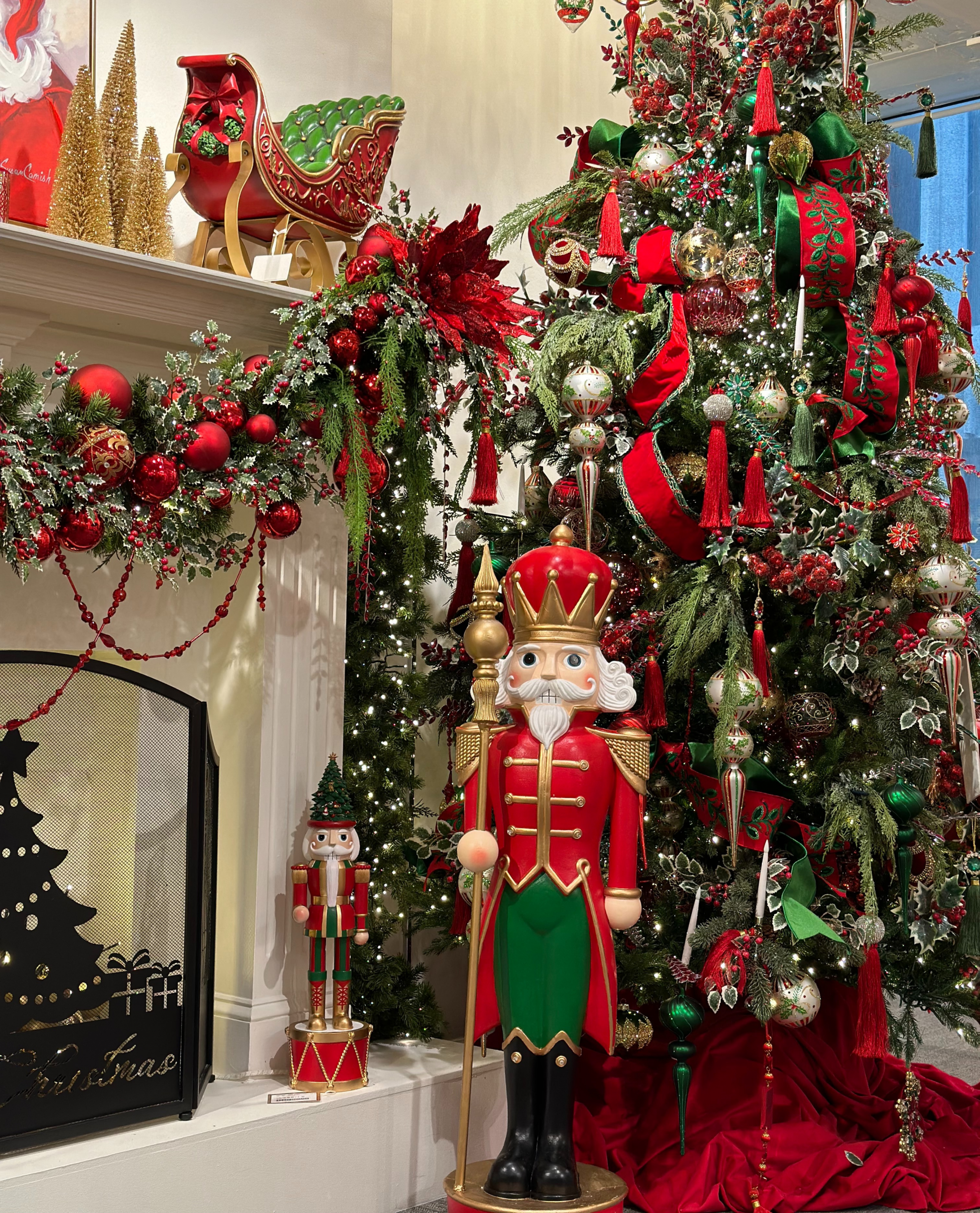 Traditional Christmas Tree with Oversized Nutcrackers and Garland — Christmas Tree Decorating