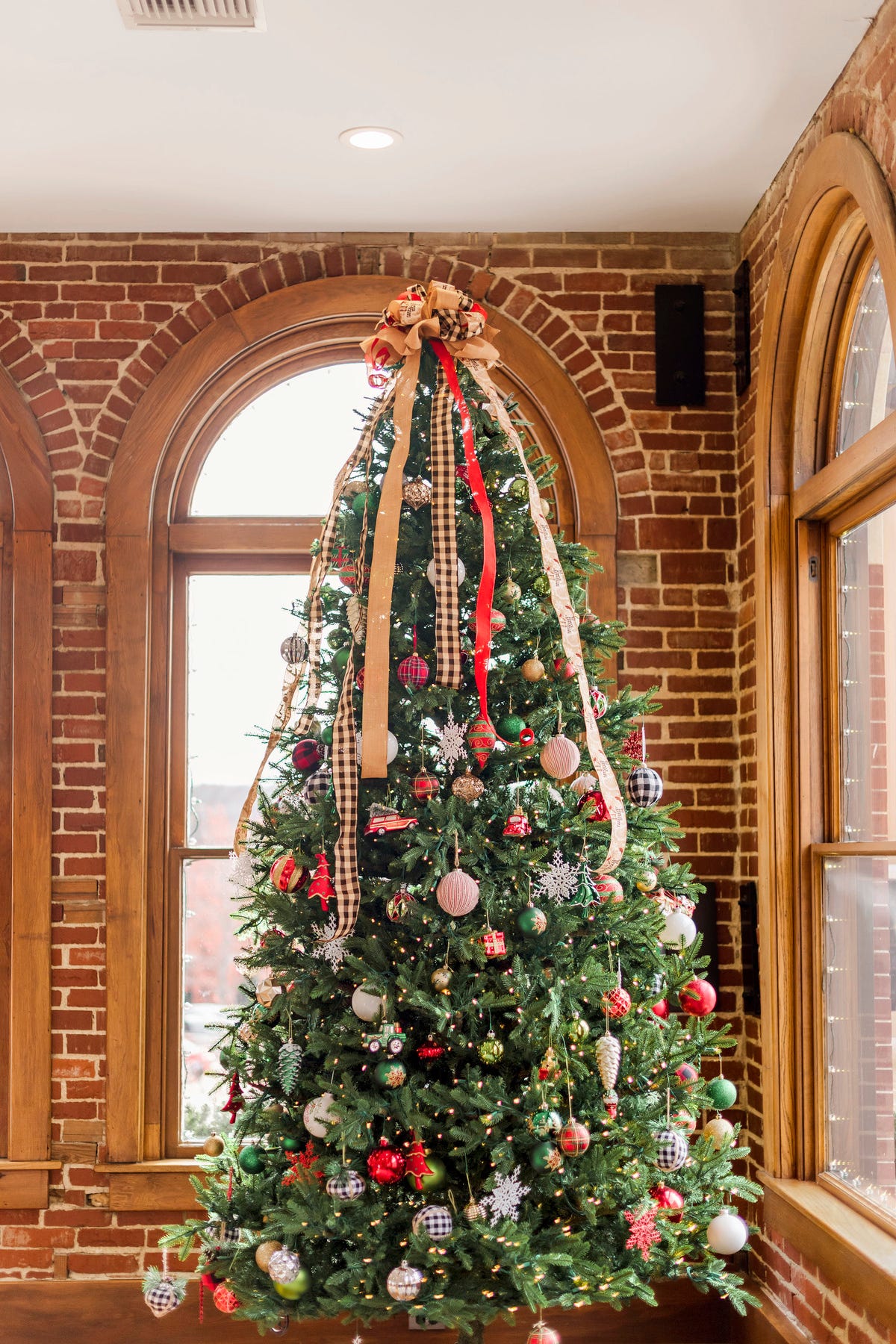 Traditional Christmas Tree with Plaid and Mixed Ornaments Traditional Christmas Tree with Plaid and Mixed Ornaments — Christmas Tree Themes