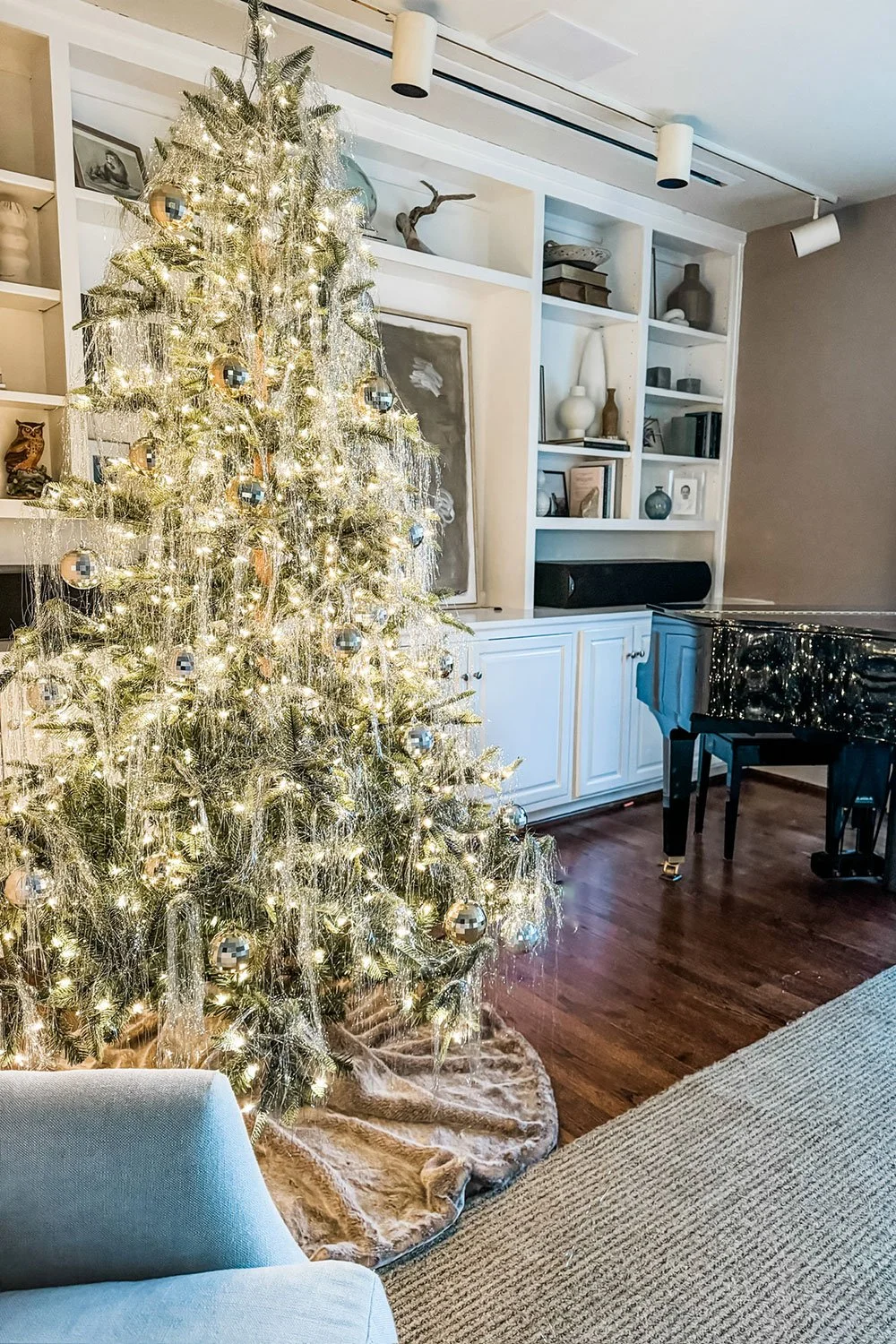 Modern Christmas Tree with Silver Tinsel and a Grand Piano — Christmas Tree Decorating