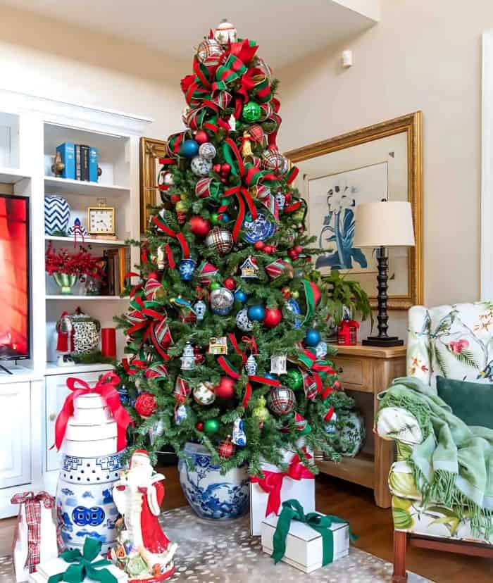 Traditional Christmas Tree with Blue and White Porcelain Ornaments Traditional Christmas Tree with Blue and White Porcelain Ornaments — Christmas Tree Themes