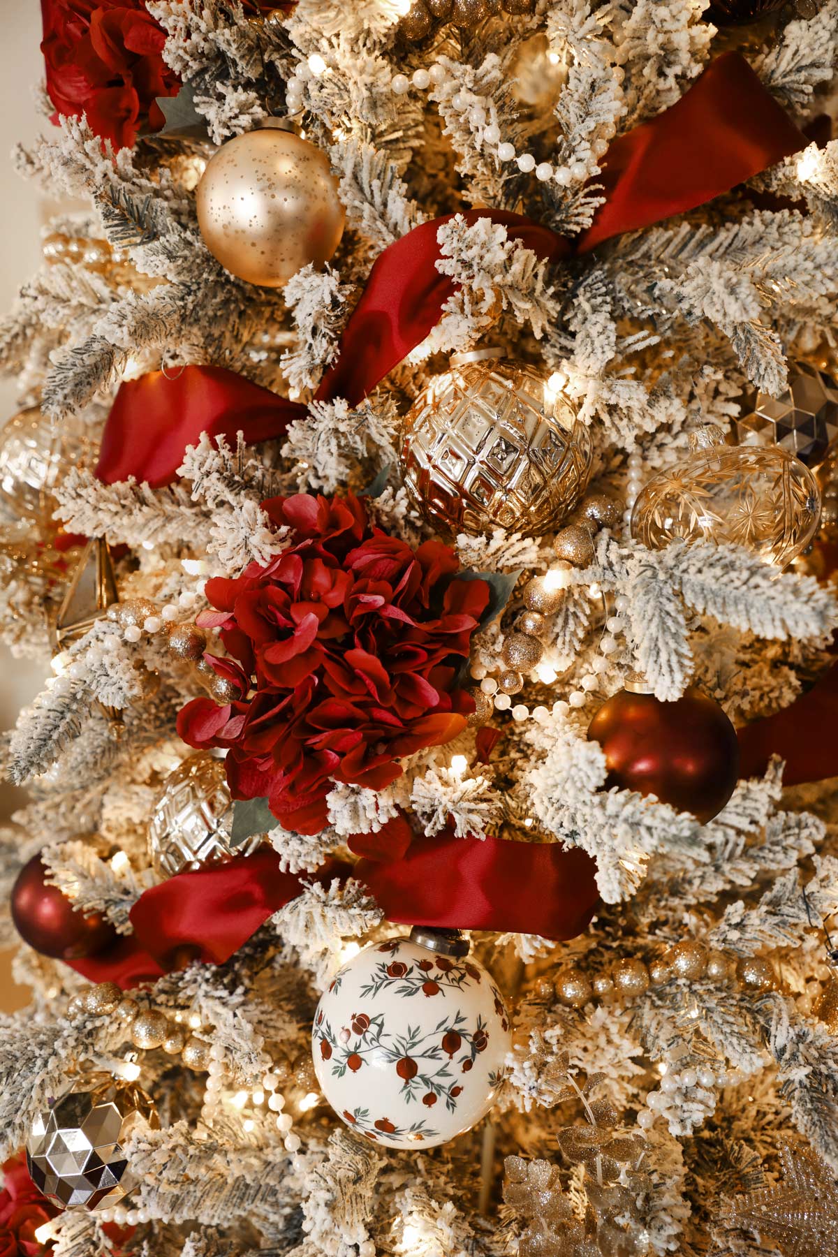 Luxurious Red Velvet Ribbon with Gold Ornaments Luxurious Red Velvet Ribbon with Gold Ornaments — Christmas Tree Ribbon