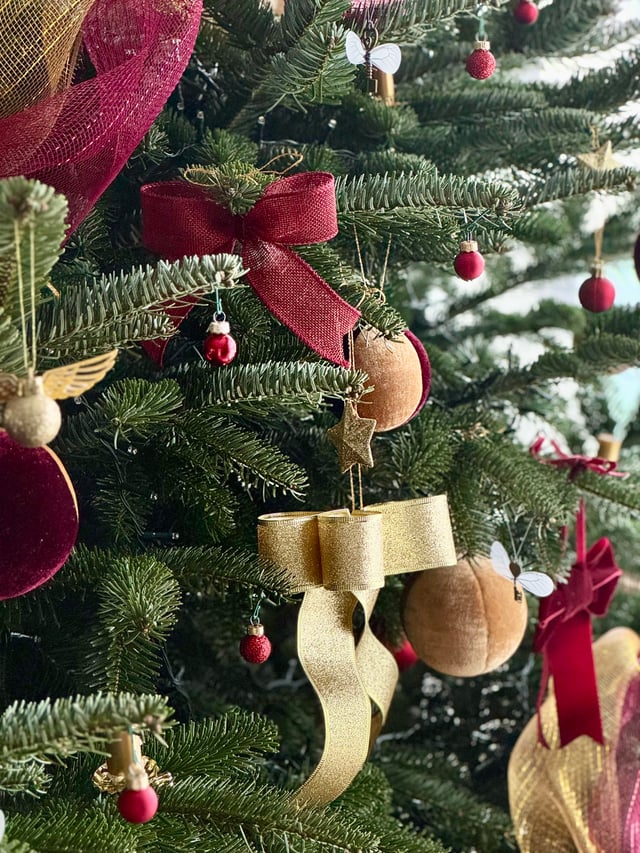 Traditional Christmas Tree Ornaments with Burgundy Velvet and Gold Ribbon — Burgundy Christmas Decor