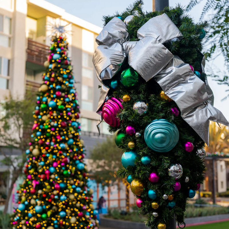 Vibrant Outdoor Tree with Colorful Ornaments and Wreath Vibrant Outdoor Tree with Colorful Ornaments and Wreath — Christmas Tree Trends 2026