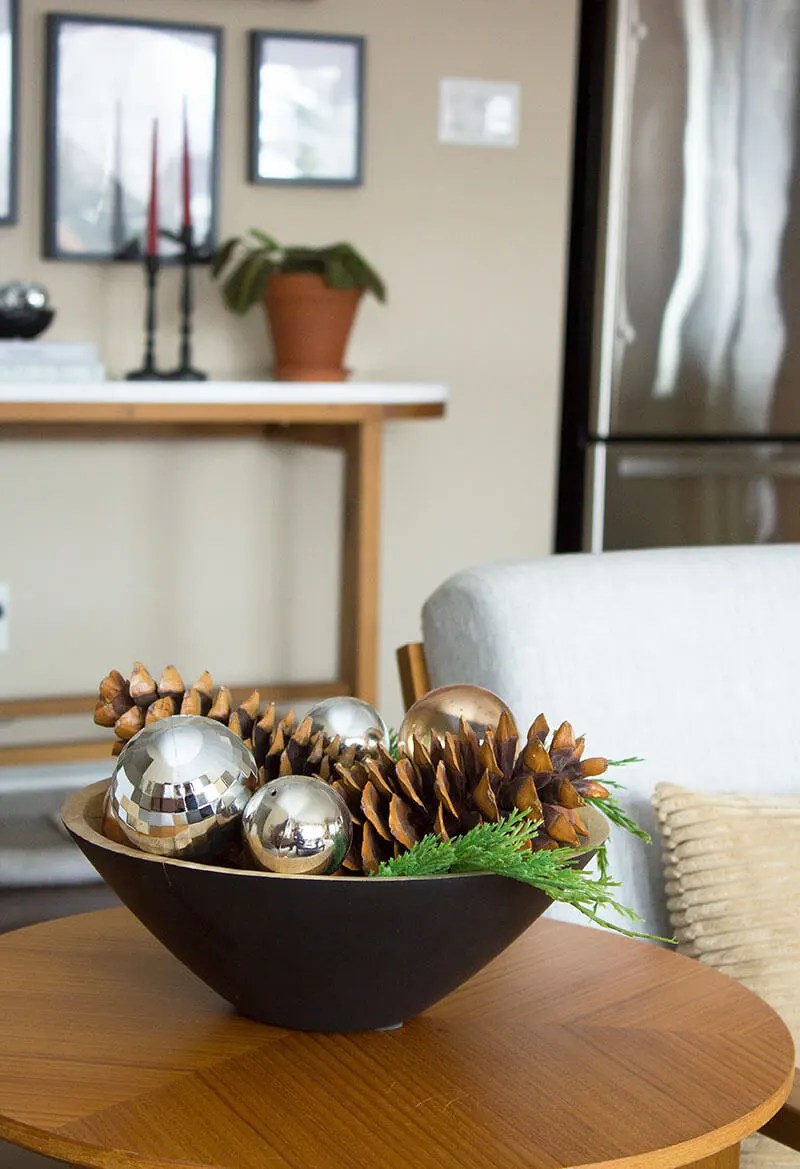 Modern Bowl Centerpiece with Pinecones and Ornaments Modern Bowl Centerpiece with Pinecones and Ornaments — Christmas Coffee Table Decor