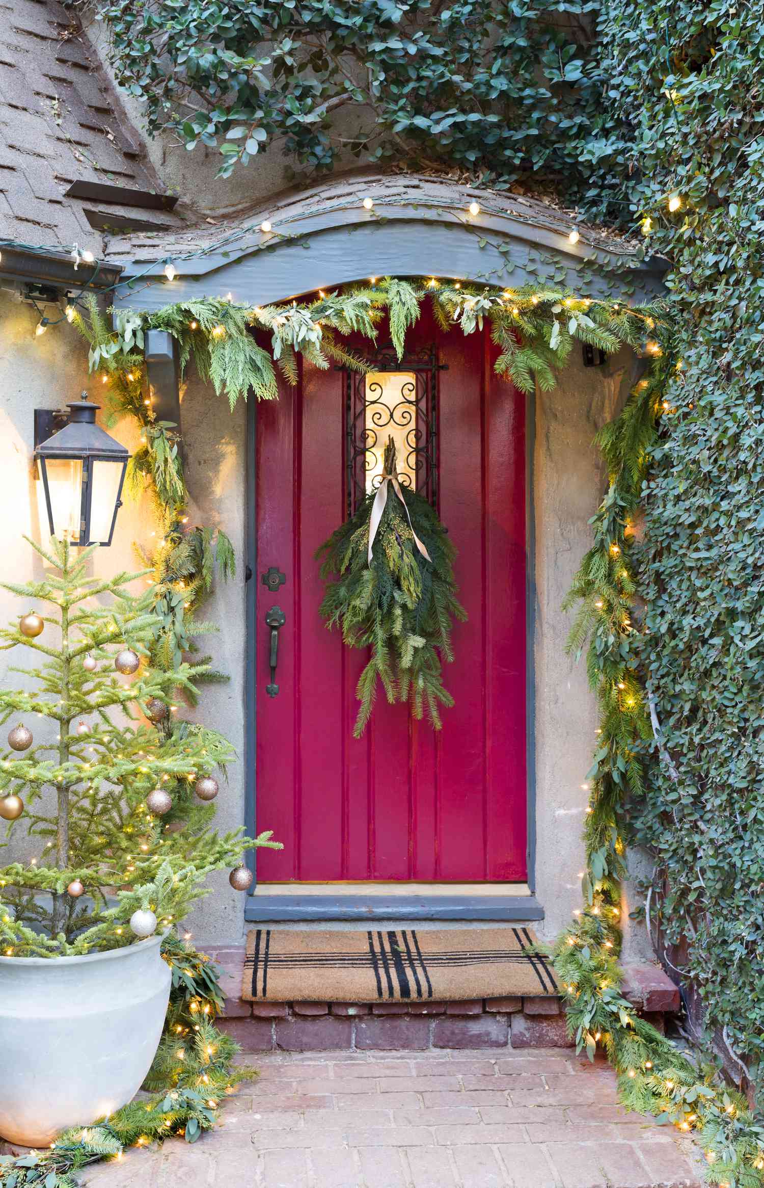 Swag On Door Tree To The Side Visual Idea Swag On Door Tree To The Side Visual Idea — Christmas Front Door Decor