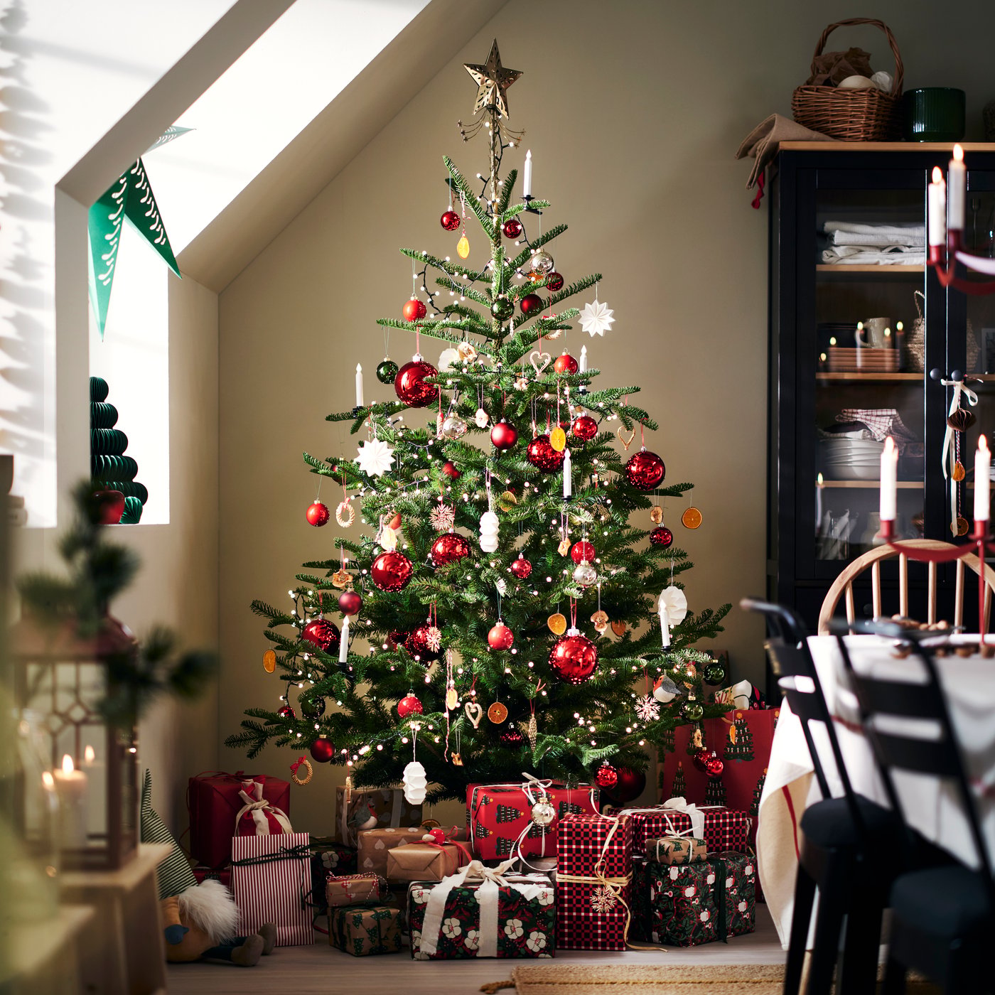 Traditional Dining Room with Christmas Tree and Wrapped Gifts — Traditional Christmas Decor