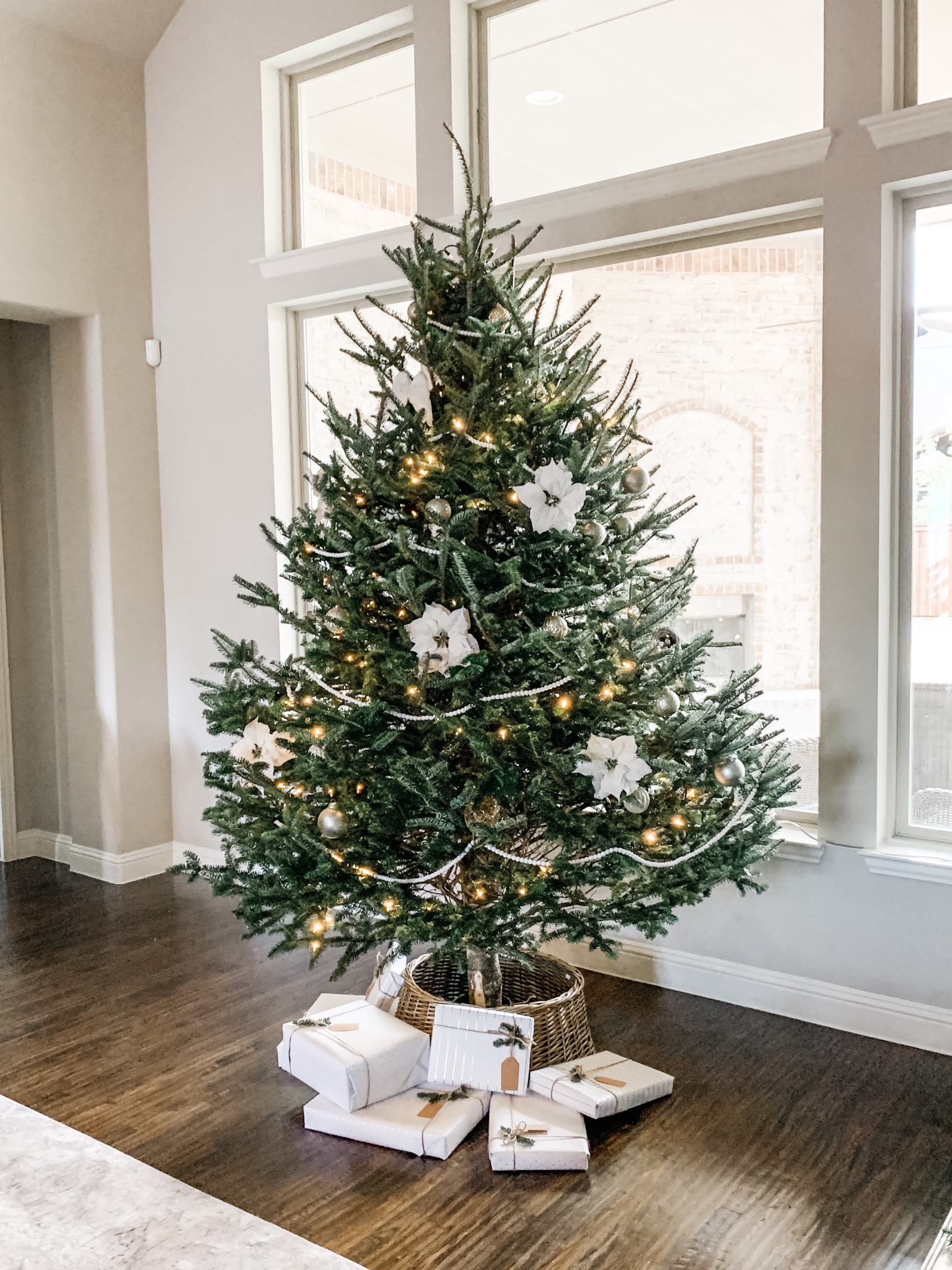 Minimalist Christmas Tree with White and Gold Ornaments — Simple Christmas Decor