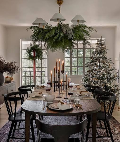 Modern Dining Room with Overhead Greenery and Christmas Tree — Modern Christmas Decor