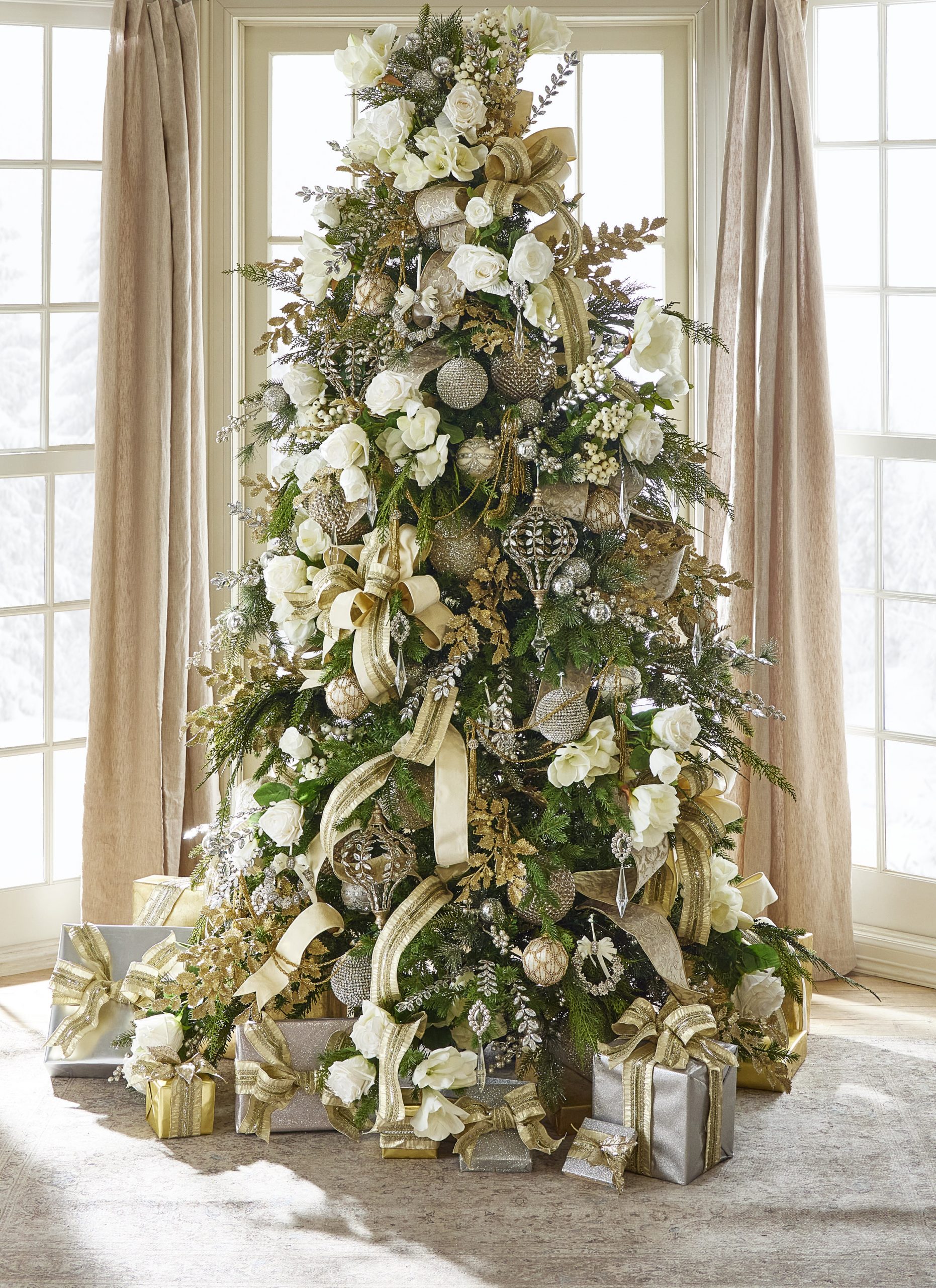 Elegant Traditional Christmas Tree with Gold and Roses Elegant Traditional Christmas Tree with Gold and Roses — Christmas Tree Themes