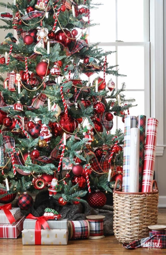 Traditional Christmas Tree with Plaid Ribbons and Faux Candles Traditional Christmas Tree with Plaid Ribbons and Faux Candles — Christmas Tree Themes