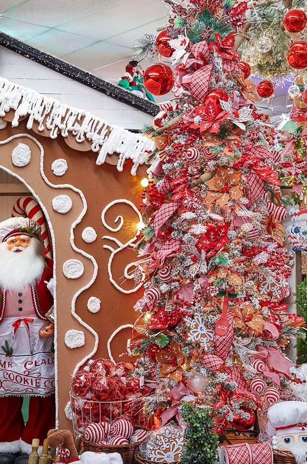 Gingerbread House Facade Christmas Display — Whimsical Christmas Decor