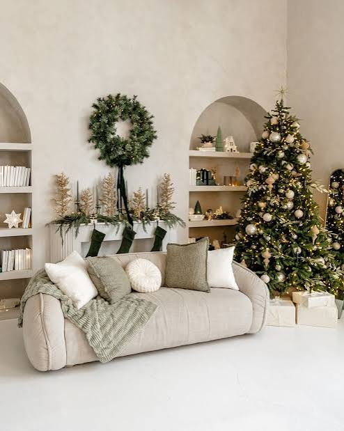 Cozy Modern Living Room with Festive Mantelpiece and Decorated Tree — Modern Christmas Decor