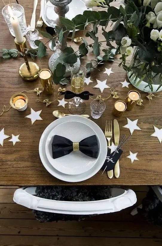 Modern Elegant New Year's Eve Table with Black Bow Napkin Rings Modern Elegant New Year's Eve Table with Black Bow Napkin Rings — New Years Eve Table Decor