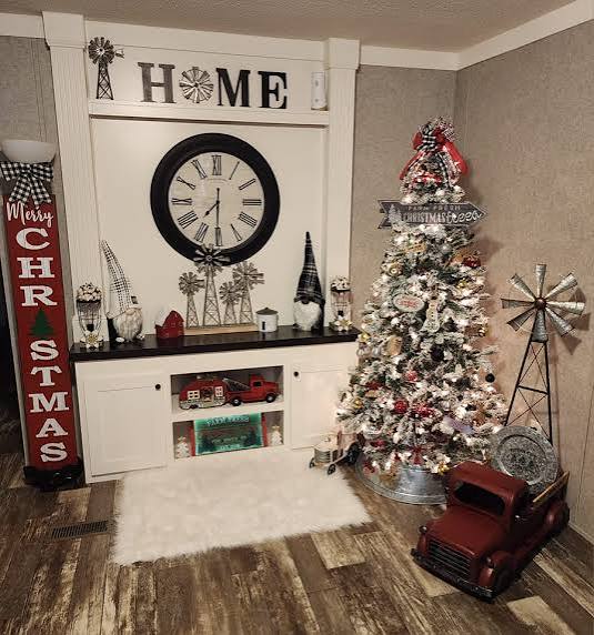 Classic Farmhouse Tree with Red and Green Accents Classic Farmhouse Tree with Red and Green Accents — Farmhouse Christmas Tree