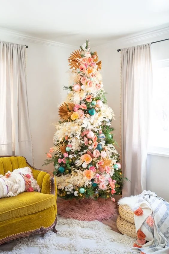 Boho Maximalist Christmas Tree with Dried Florals Boho Maximalist Christmas Tree with Dried Florals — Christmas Tree Themes