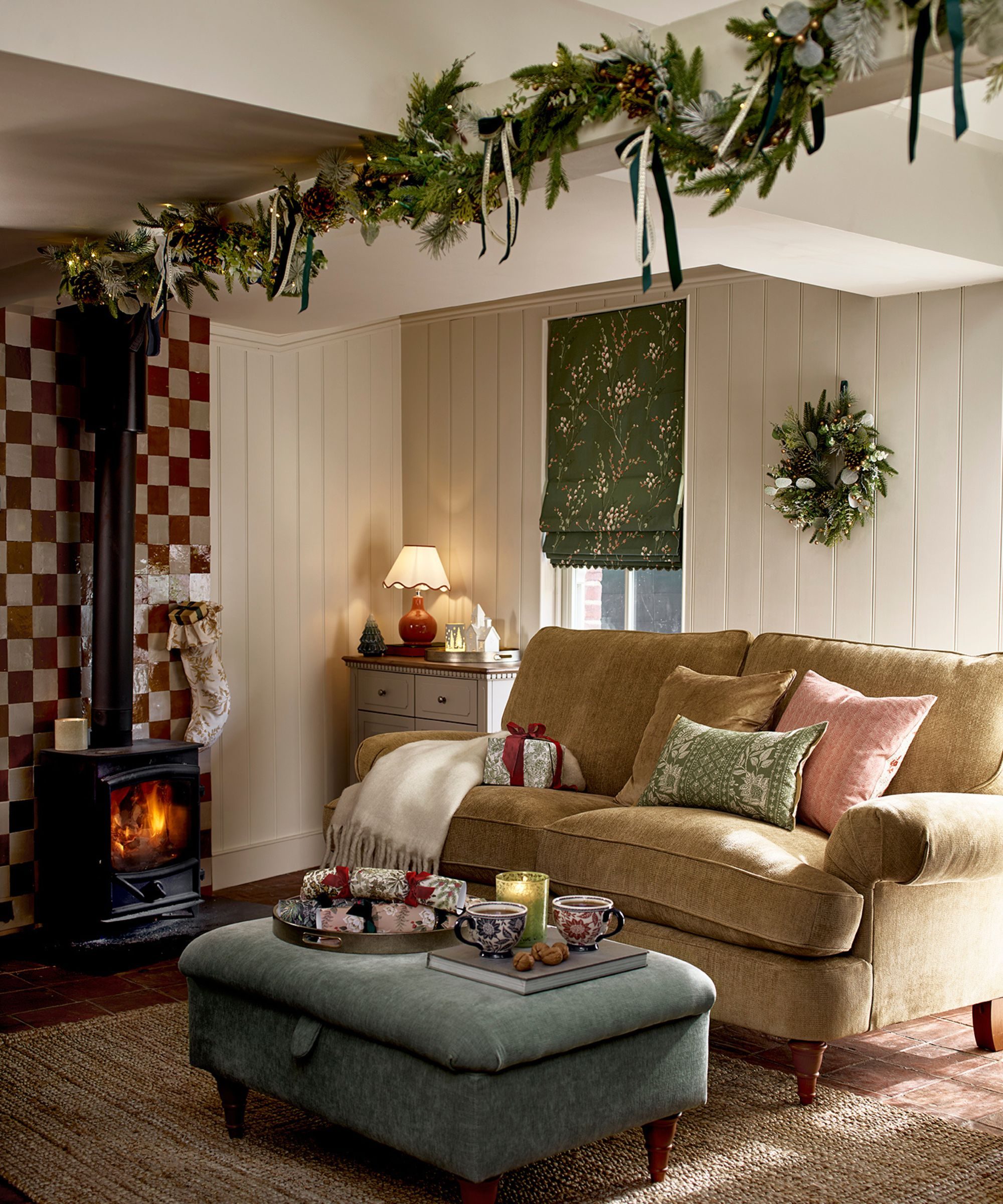 Cozy Living Room Ceiling Beam Garland Installation Cozy Living Room Ceiling Beam Garland Installation — Christmas Garland