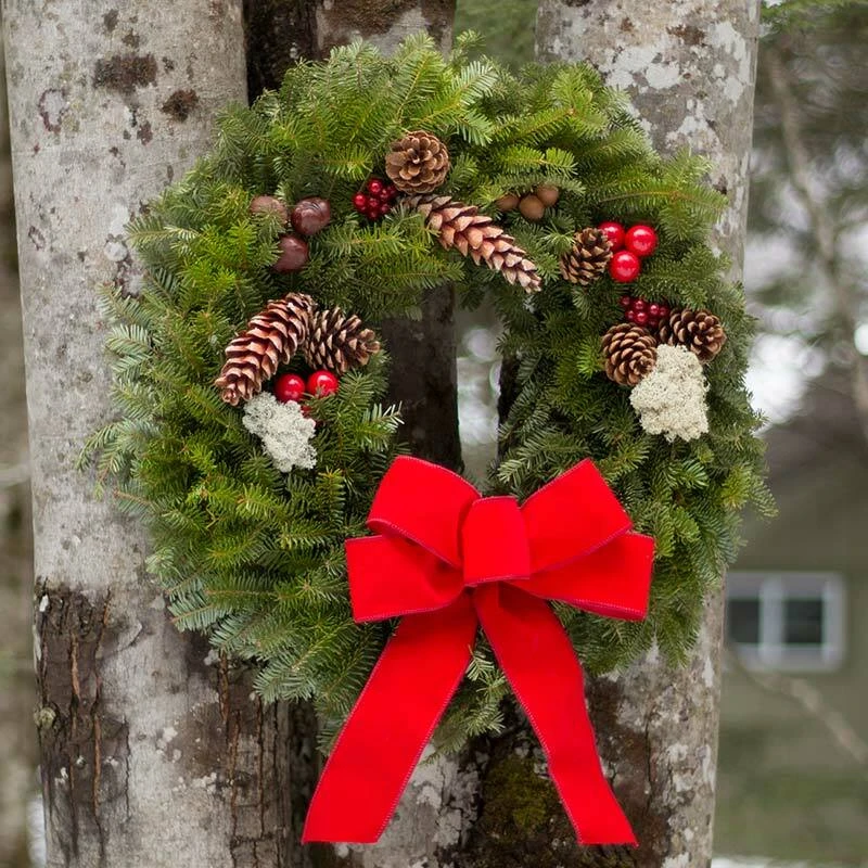 Lush Wreath with Dense Red Berries — Christmas Wreath
