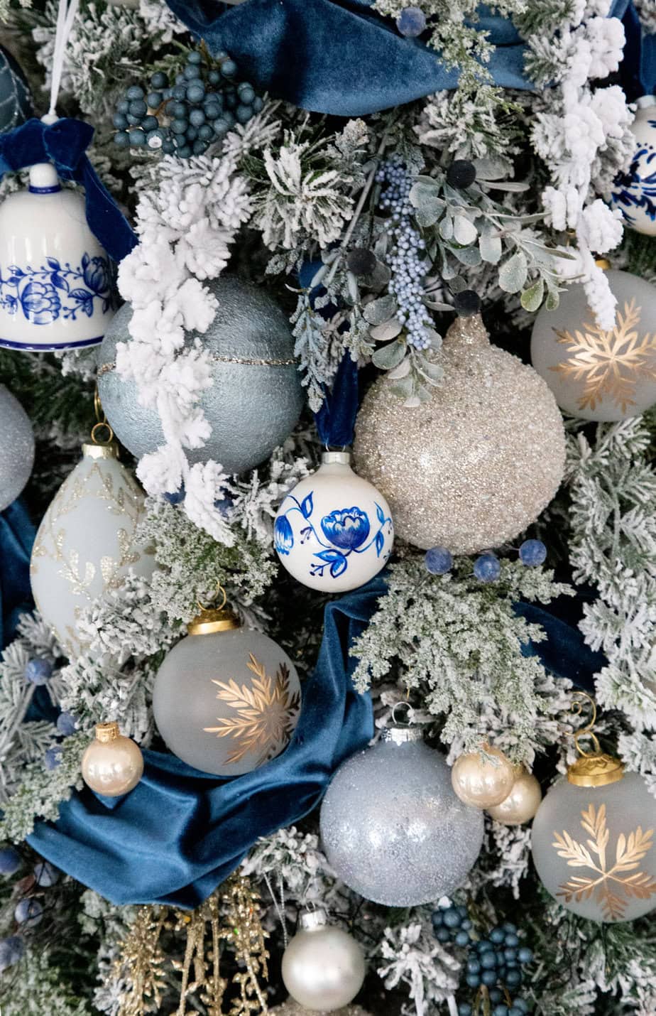 Sophisticated Decor: Blue and White Porcelain on Flocked Tree Sophisticated Decor: Blue and White Porcelain on Flocked Tree — Flocked Christmas Tree Decor