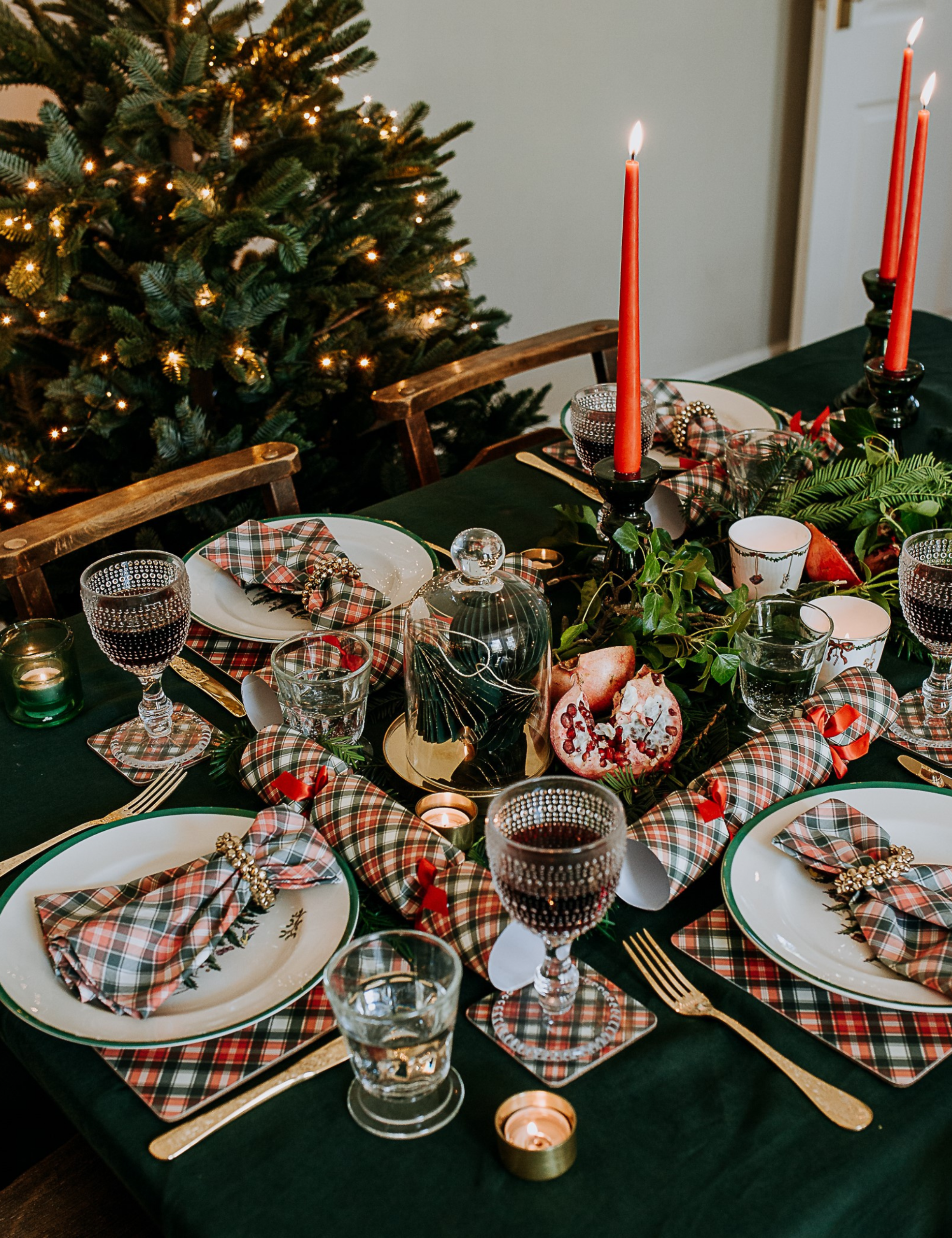 Elegant Christmas Dining Table with Plaid Napkins and Red Candles Elegant Christmas Dining Table with Plaid Napkins and Red Candles — Aesthetic Christmas Decor