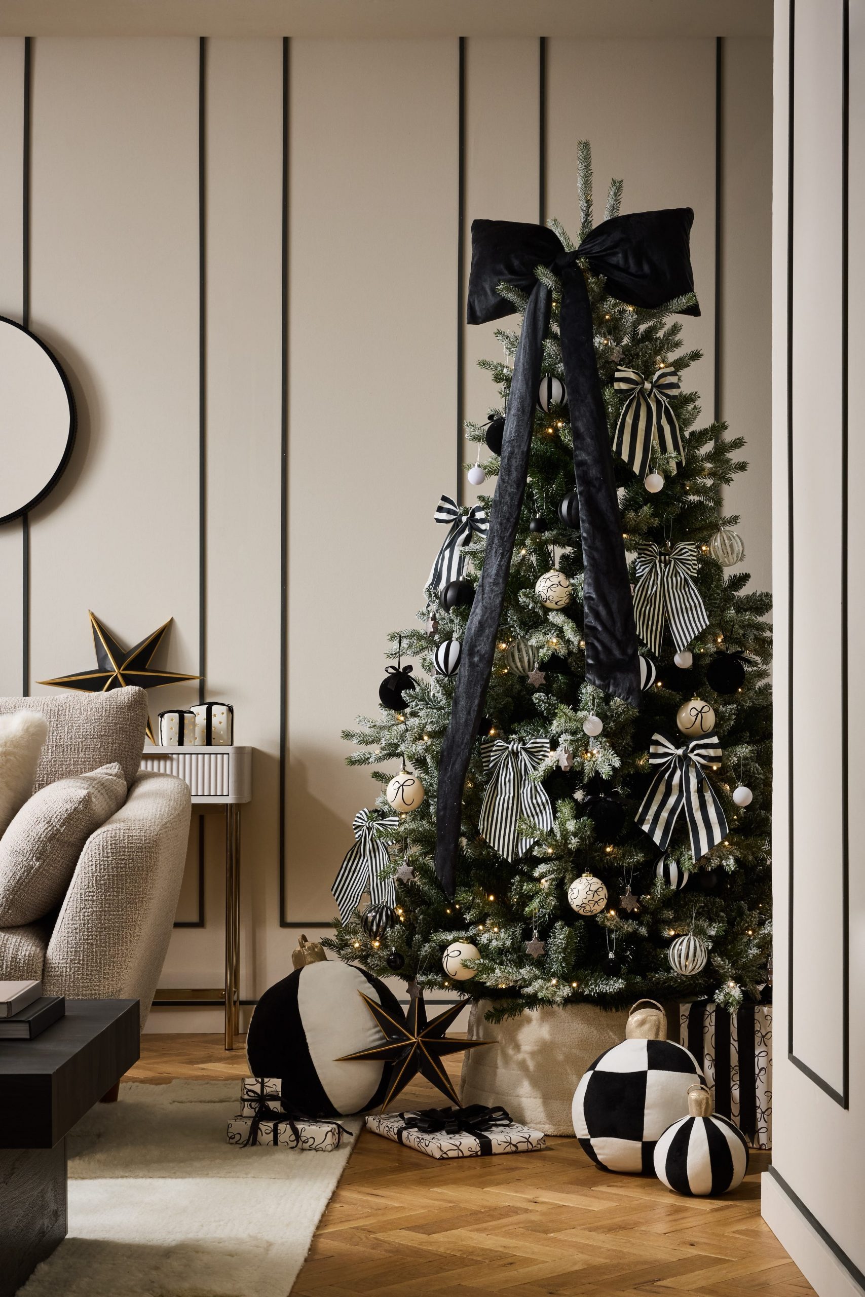 Modern Living Room with Black and White Christmas Tree Theme — Modern Christmas Decor