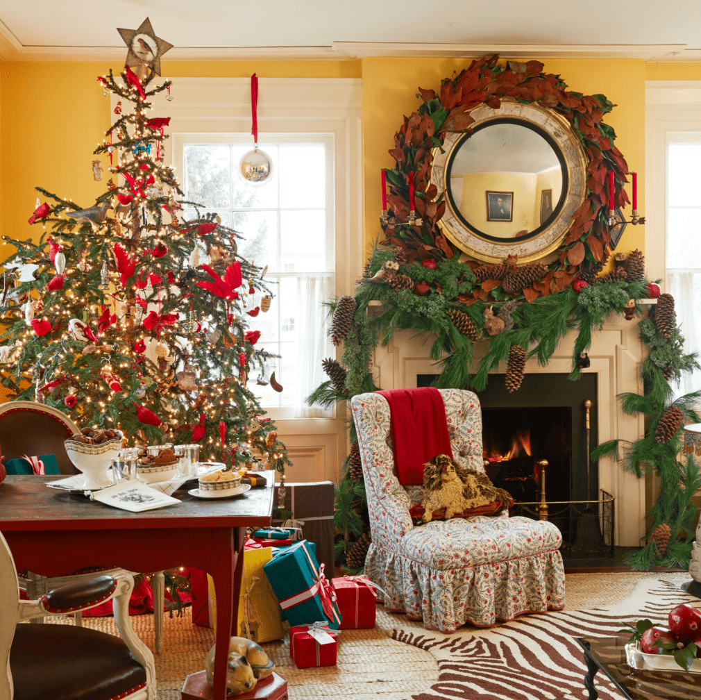 Traditional Mantel with Lush Greenery and Wreath Traditional Mantel with Lush Greenery and Wreath — Christmas Mantel Decor