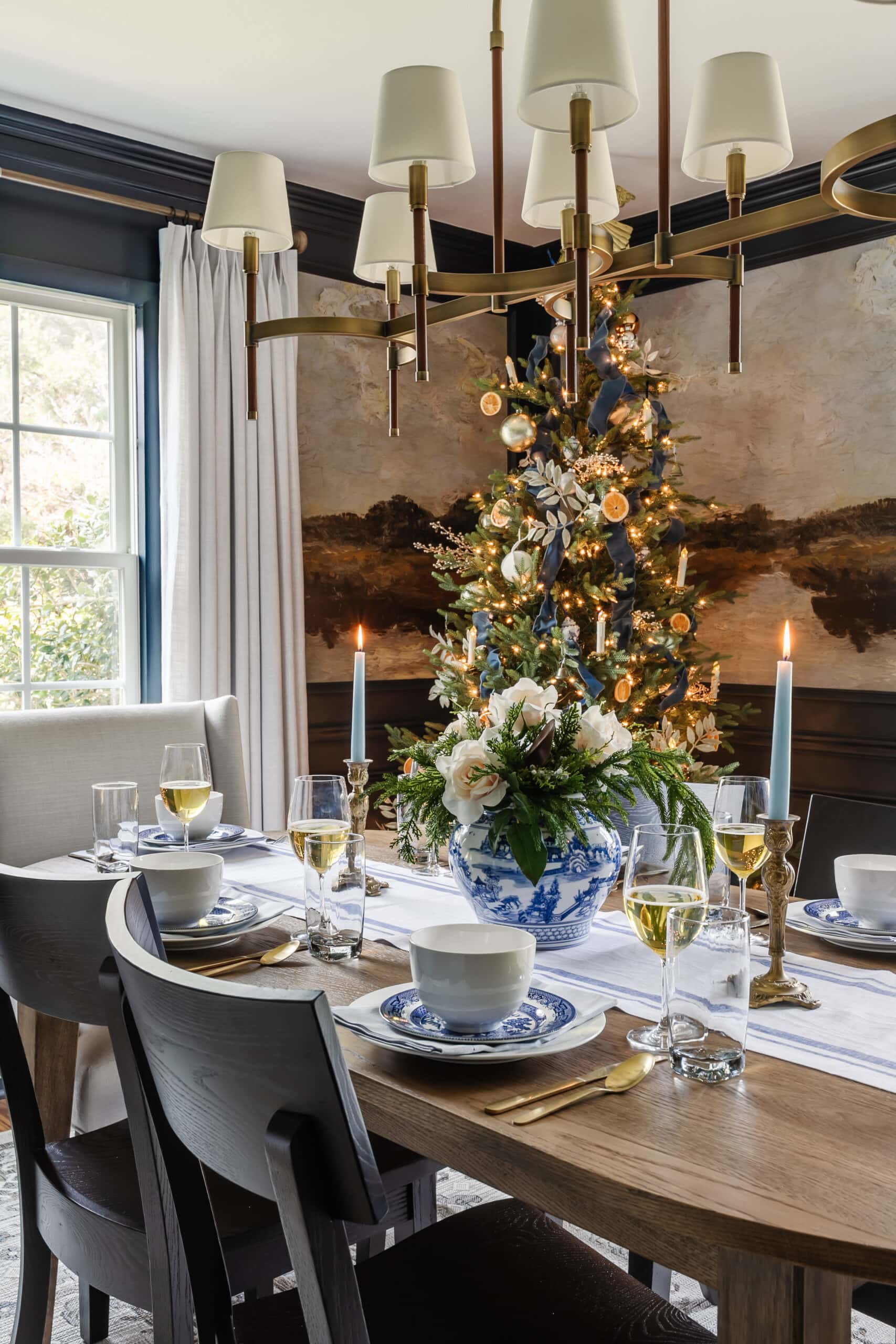 Elegant Blue and White Christmas Tablescape Elegant Blue and White Christmas Tablescape — Blue Christmas Decor