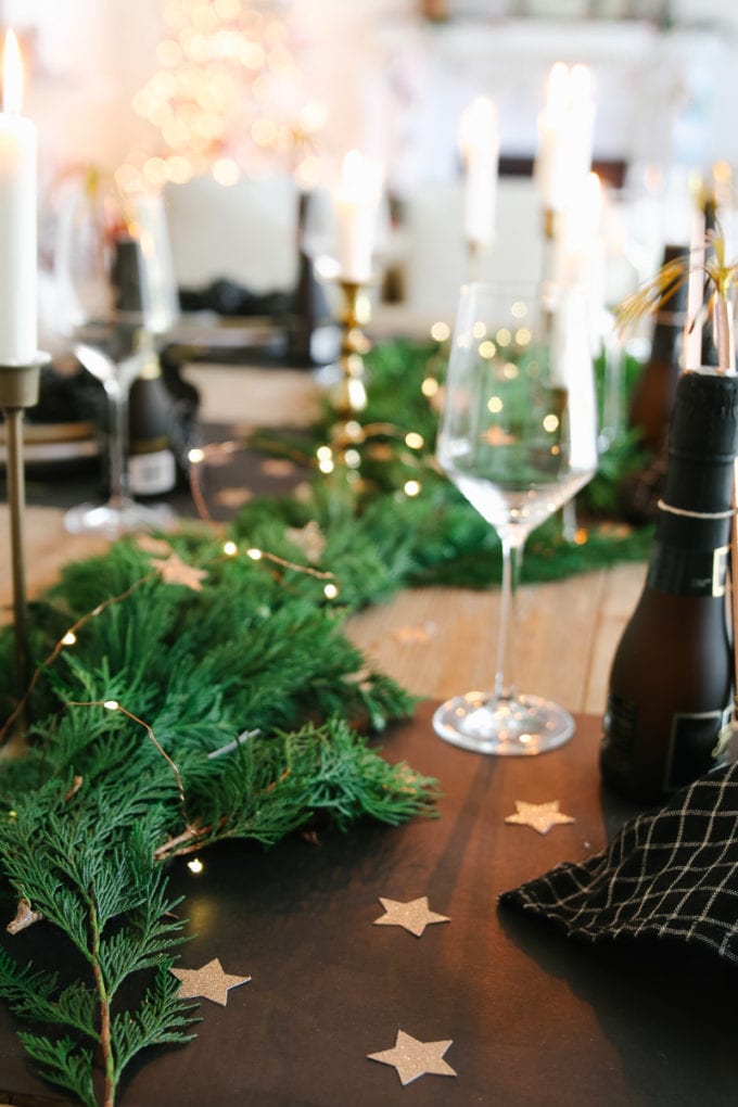 Rustic New Year's Eve Table with Natural Cedar Garland and Fairy Lights Rustic New Year's Eve Table with Natural Cedar Garland and Fairy Lights — New Years Eve Table Decor