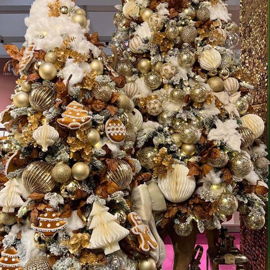 Natural Christmas Tree Accented with Gingerbread Ornaments — Gingerbread Christmas Decor