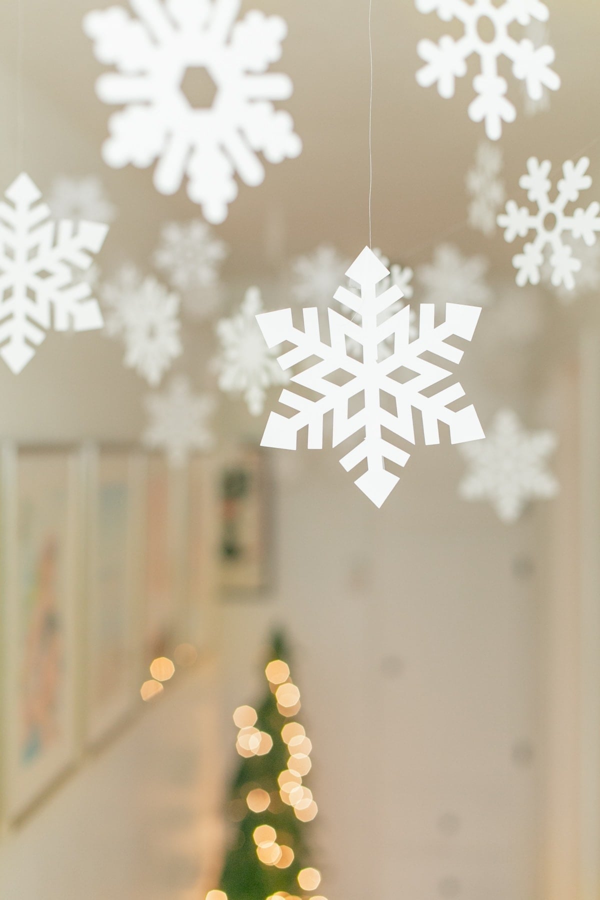 Minimalist Hallway with Hanging White Paper Snowflakes Minimalist Hallway with Hanging White Paper Snowflakes — White Christmas Decor