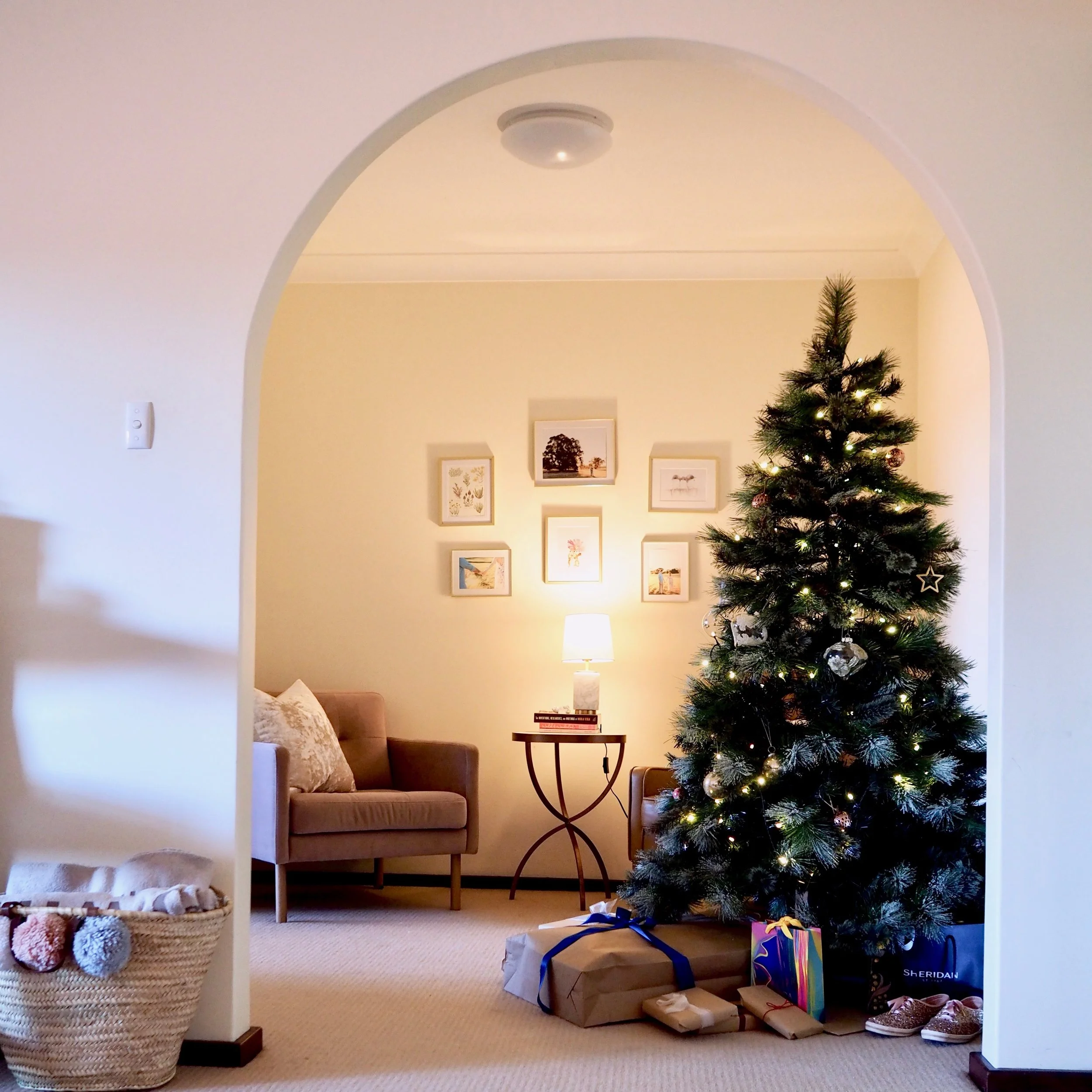 Traditional Christmas Tree with Gifts in a Cozy Seating Area Traditional Christmas Tree with Gifts in a Cozy Seating Area — Christmas Apartment Decor