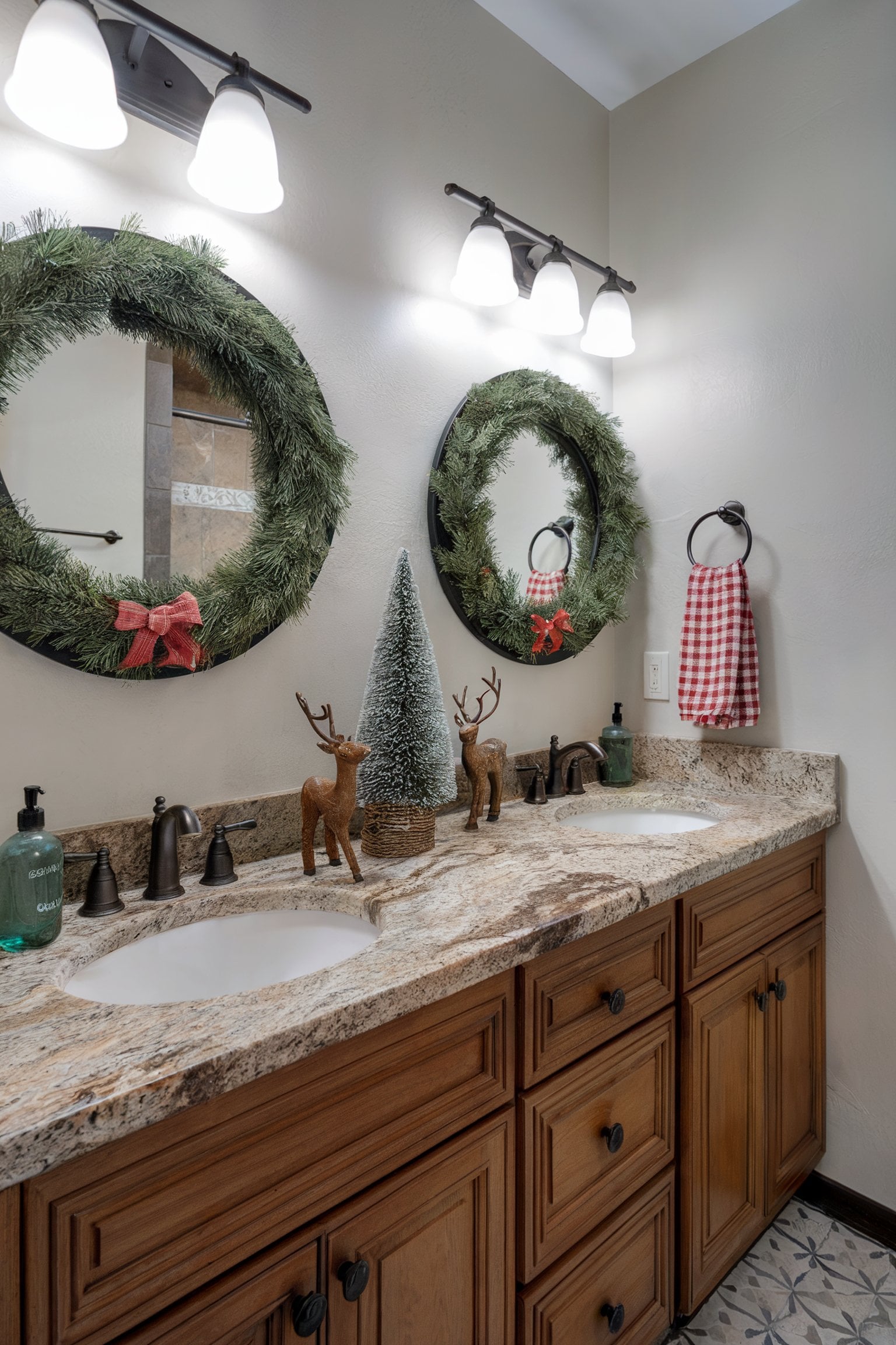 Traditional Bathroom Adorned with a Large Christmas Tree and Garlands Traditional Bathroom Adorned with a Large Christmas Tree and Garlands — Christmas Bathroom Decor