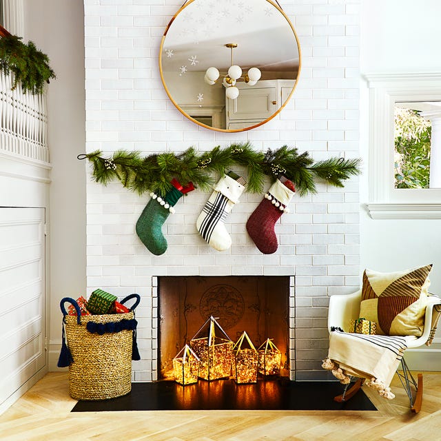 Traditional Mantelpiece Garland with Stockings Traditional Mantelpiece Garland with Stockings — Christmas Garland