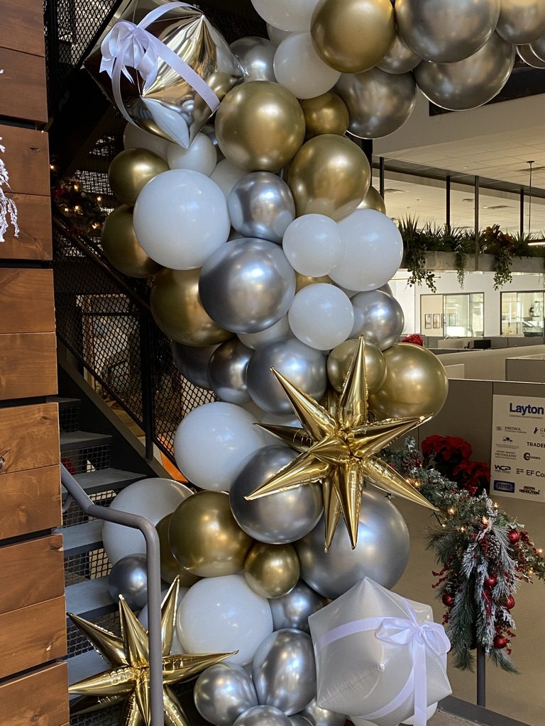 Elegant Gold, Silver, and White Balloon Garland Cascading Down a Staircase Elegant Gold, Silver, and White Balloon Garland Cascading Down a Staircase — Christmas Balloon Garland