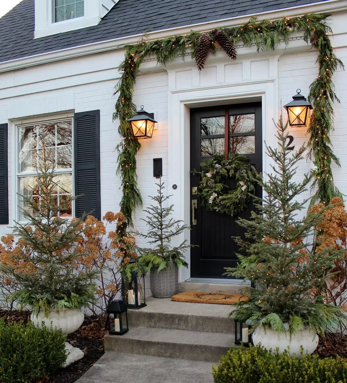 Traditional Entryway with Lush Garland and Twinkling Lights Traditional Entryway with Lush Garland and Twinkling Lights — Christmas Front Door Decor